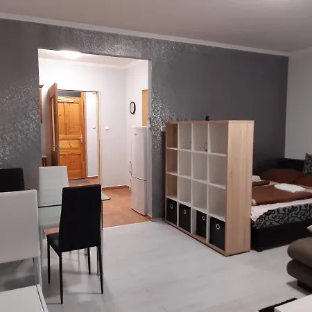 Apartament Pipacs *